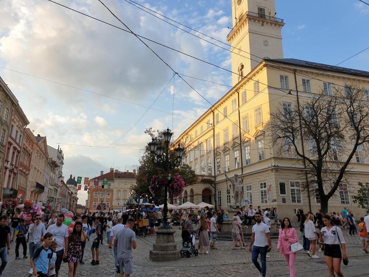 Modern Apartment In Old City Center Lviv Buitenkant foto