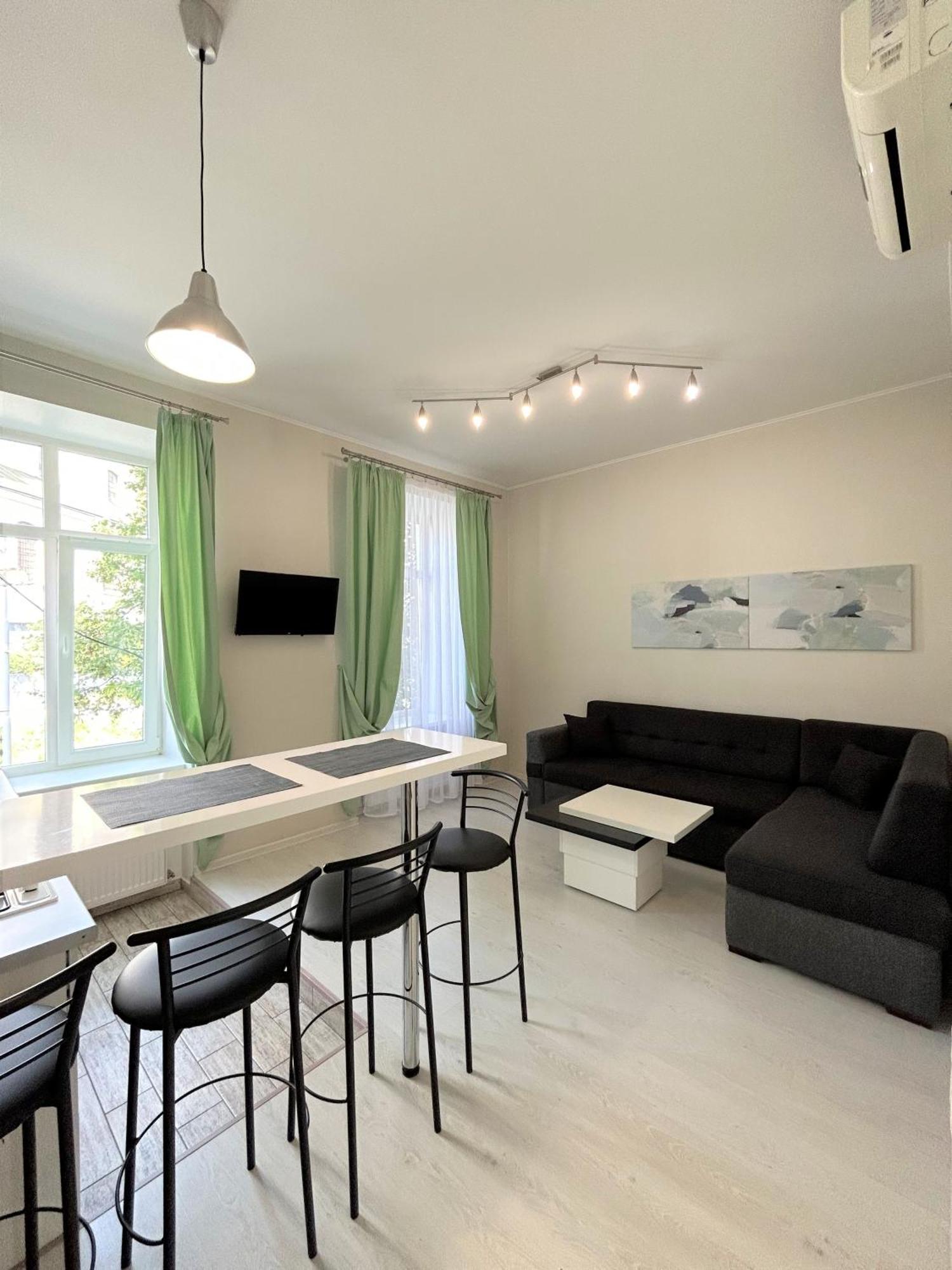 Modern Apartment In Old City Center Lviv Buitenkant foto